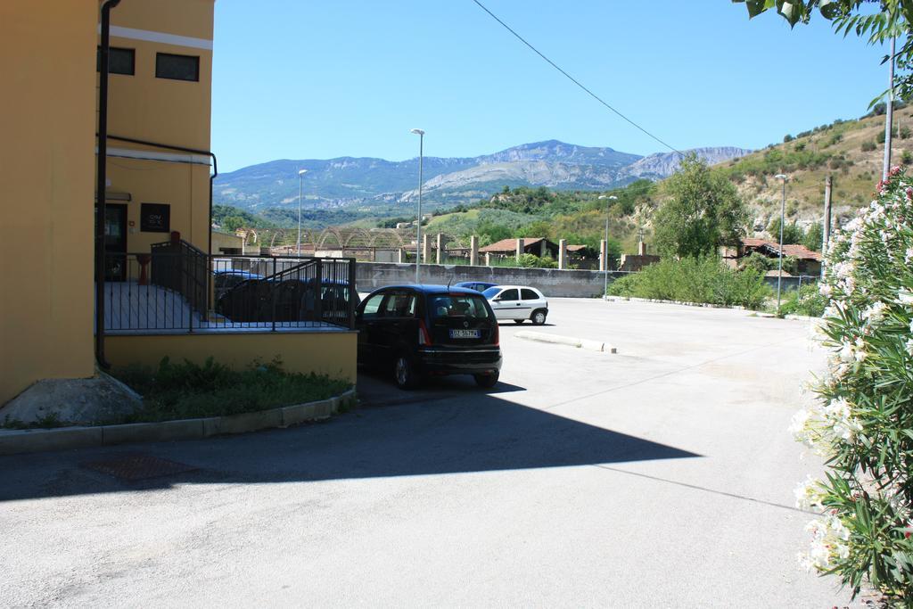 Hotel La Viaroma Torre de' Passeri Exterior foto